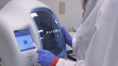 Analyzátor PATHFAST v laboratoři